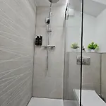 Modern Homes - Voll Ausgestatte - Balkon - Hotelbetten - 4k Tv - Wlan Daire Moers