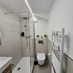 Modern Homes - Voll Ausgestatte - Balkon - Hotelbetten - 4k Tv - Wlan * Moers