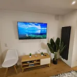Modern Homes - Voll Ausgestatte - Balkon - Hotelbetten - 4k Tv - Wlan Moers