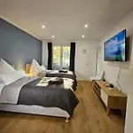 Modern Homes - Voll Ausgestatte - Balkon - Hotelbetten - 4k Tv - Wlan Daire *