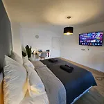 Modern Homes - Voll Ausgestatte - Balkon - Hotelbetten - 4k Tv - Wlan *