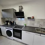 Daire Modern Homes - Voll Ausgestatte - Balkon - Hotelbetten - 4k Tv - Wlan *