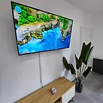 Modern Homes - Voll Ausgestatte - Balkon - Hotelbetten - 4k Tv - Wlan *