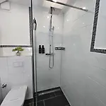 Modern Homes - Voll Ausgestatte - Balkon - Hotelbetten - 4k Tv - Wlan Daire *