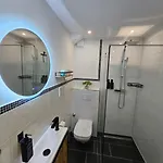Modern Homes - Voll Ausgestatte - Balkon - Hotelbetten - 4k Tv - Wlan *