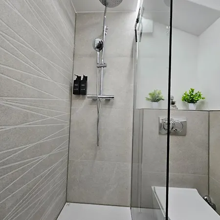 Modern Homes - Voll Ausgestatte - Balkon - Hotelbetten - 4k Tv - Wlan Apartament Moers