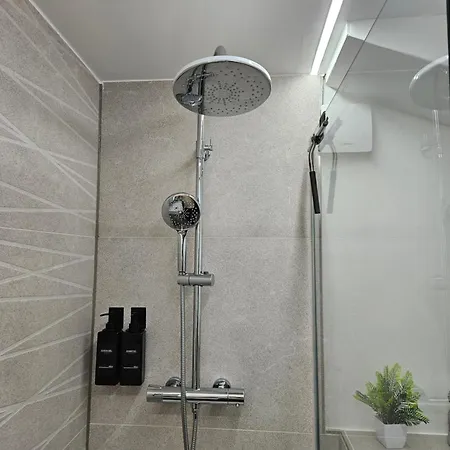 Modern Homes - Voll Ausgestatte - Balkon - Hotelbetten - 4k Tv - Wlan Apartment Moers