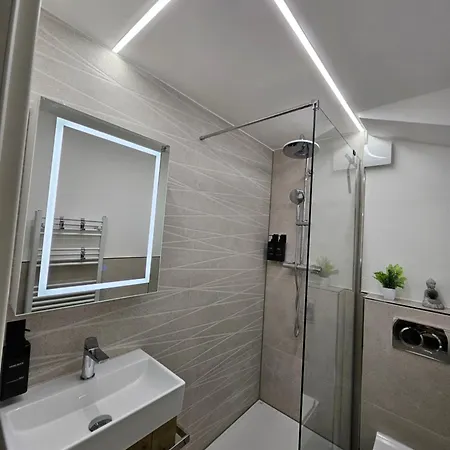 Modern Homes - Voll Ausgestatte - Balkon - Hotelbetten - 4k Tv - Wlan Apartment Moers