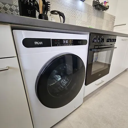 Modern Homes - Voll Ausgestatte - Balkon - Hotelbetten - 4k Tv - Wlan Apartment *