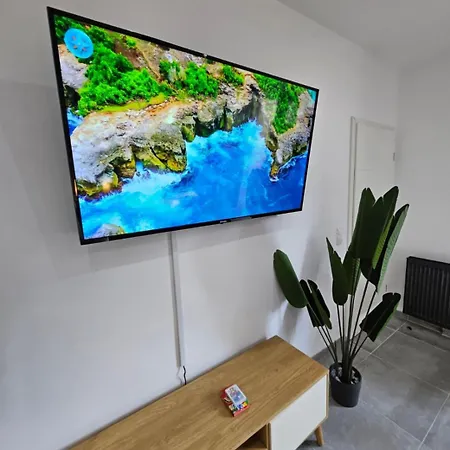 Modern Homes - Voll Ausgestatte - Balkon - Hotelbetten - 4k Tv - Wlan *