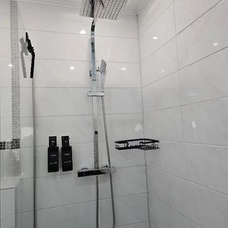 Modern Homes - Voll Ausgestatte - Balkon - Hotelbetten - 4k Tv - Wlan Apartment