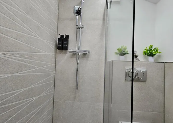 Modern Homes - Voll Ausgestatte - Balkon - Hotelbetten - 4k Tv - Wlan דירה מוארס