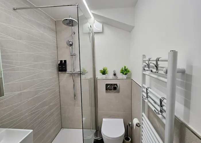 Modern Homes - Voll Ausgestatte - Balkon - Hotelbetten - 4k Tv - Wlan * מוארס