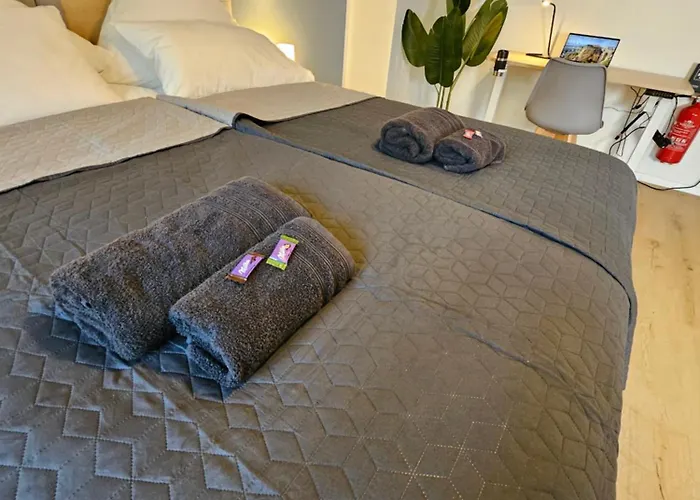 דירה Modern Homes - Voll Ausgestatte - Balkon - Hotelbetten - 4k Tv - Wlan מוארס