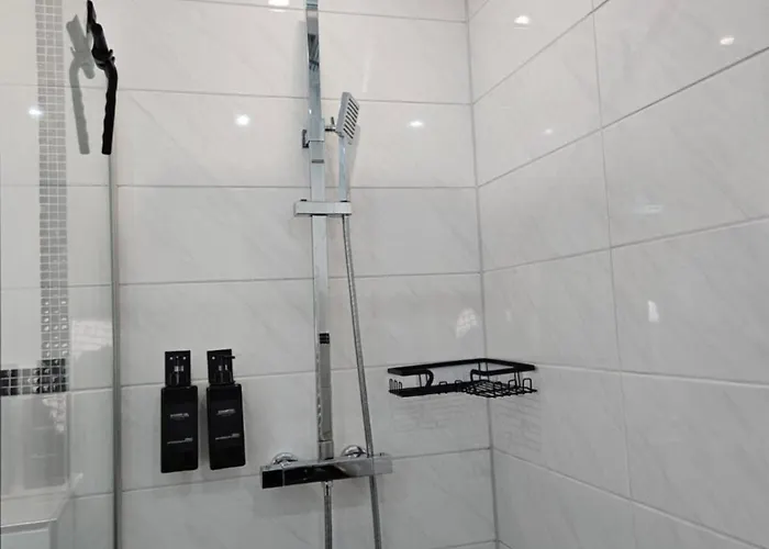 Modern Homes - Voll Ausgestatte - Balkon - Hotelbetten - 4k Tv - Wlan דירה