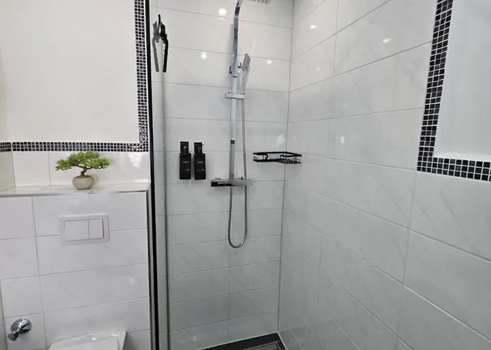 Modern Homes - Voll Ausgestatte - Balkon - Hotelbetten - 4k Tv - Wlan Apartment *